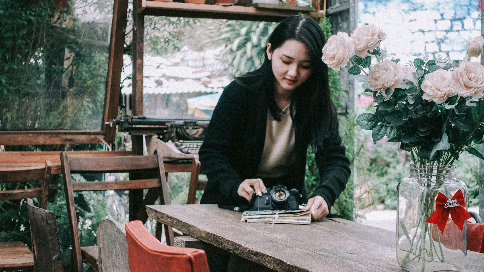 Créatrice de contenu préparant une prise de vue à la terrasse d’un café : community manager freelance ou agence au Maroc