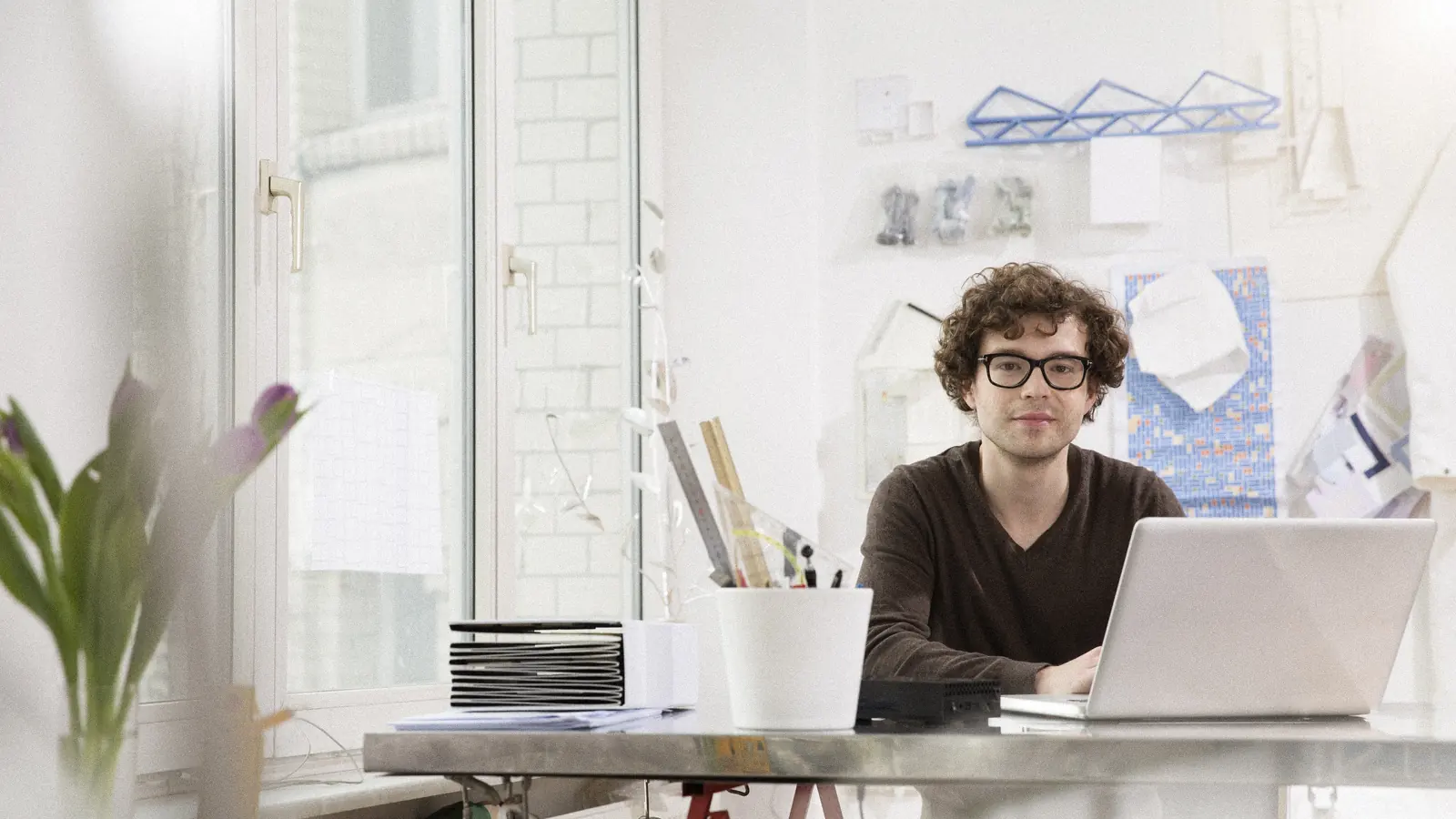 Web designer à son bureau devant un ordinateur portable dans un atelier lumineux : prix de la création d’un site web au Maroc