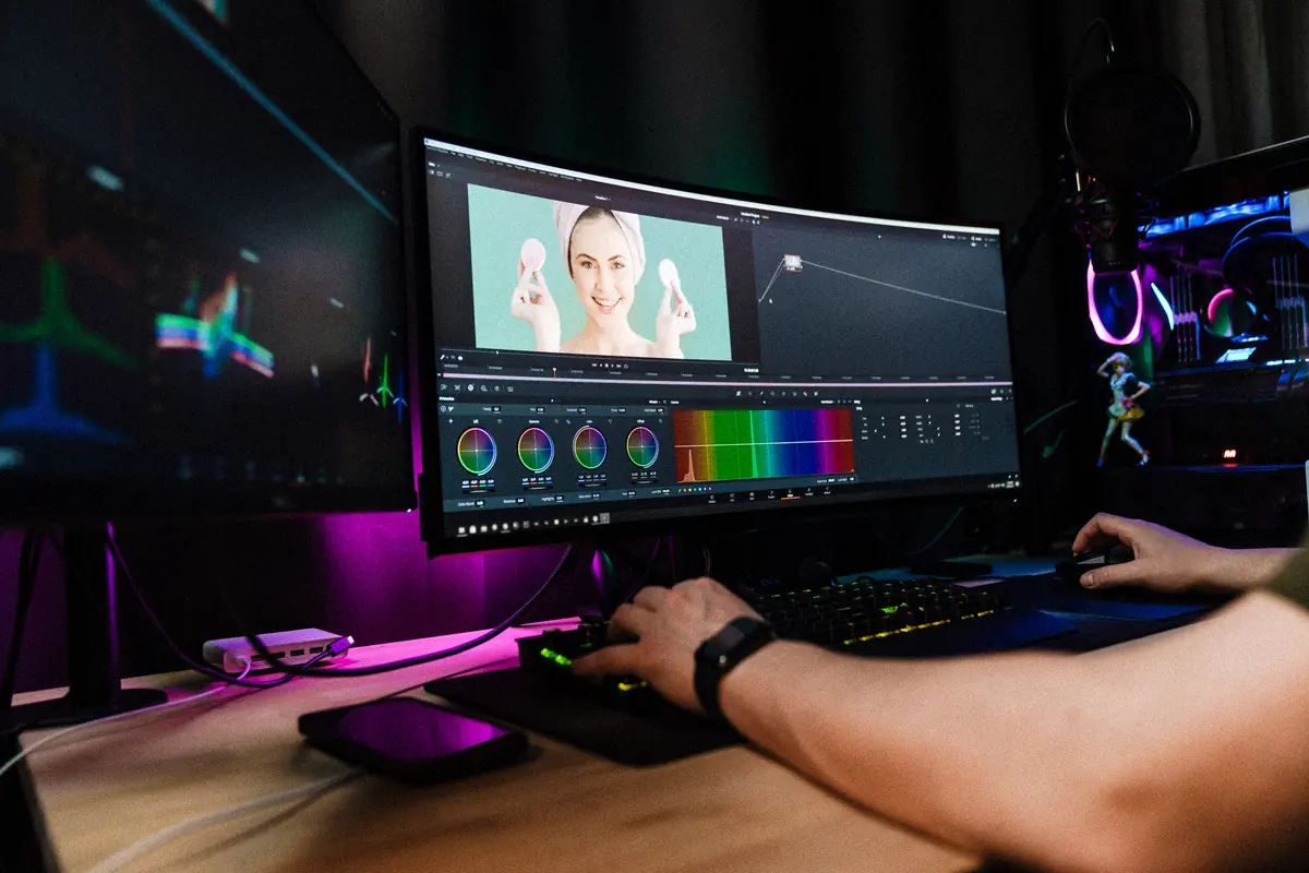Poste de montage et d’étalonnage vidéo sur plusieurs écrans : post-production d’un spot publicitaire et de Reels