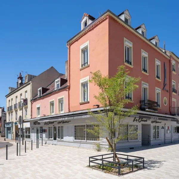 Façade de la résidence Le Creusot Suites, place Schneider
