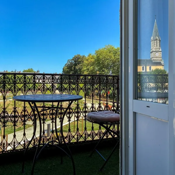 Vue depuis un balcon de la résidence sur la place Schneider