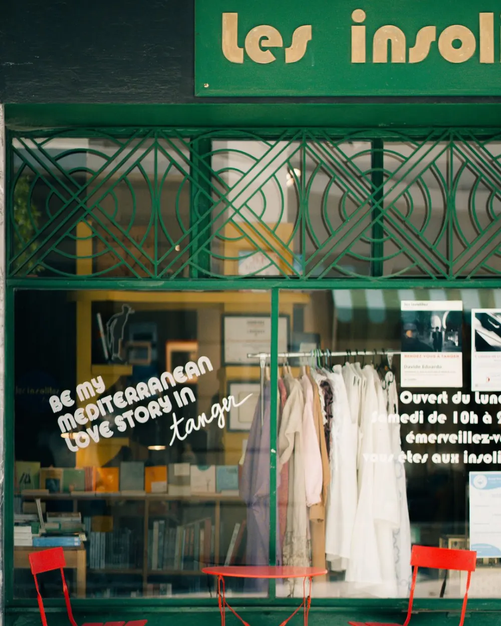 La devanture verte de la librairie Les Insolites à Tanger, avec ses chaises rouges : identité visuelle par D/A Creative