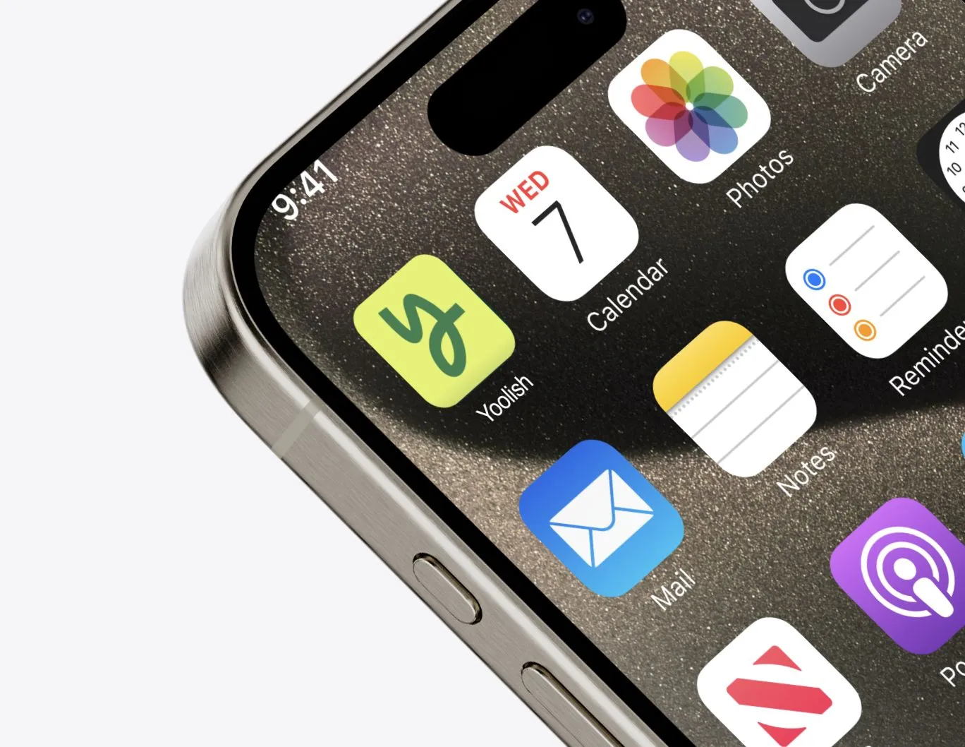 أيقونة تطبيق Yoolish، حرف y أخضر ملتف على خلفية ليمية، على الشاشة الرئيسية لهاتف iPhone